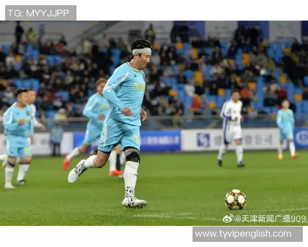 退役足球明星重返赛场挥洒汗水，为球迷呈现经典对决与激情时刻